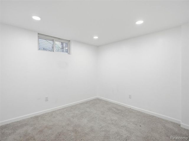 629 W Kalama Avenue, Madison Heights, MI 48071