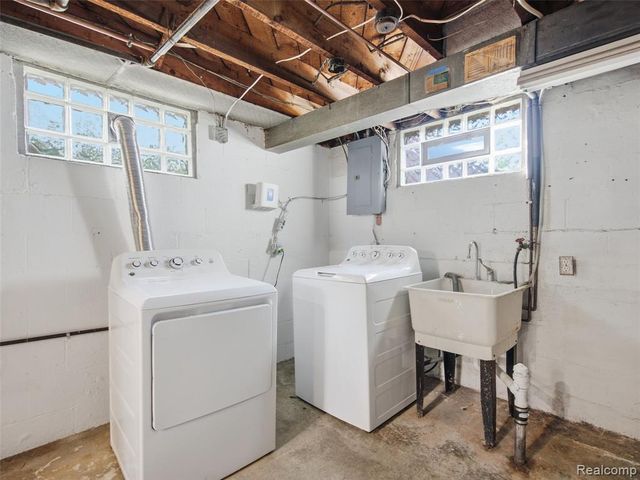 629 W Kalama Avenue, Madison Heights, MI 48071