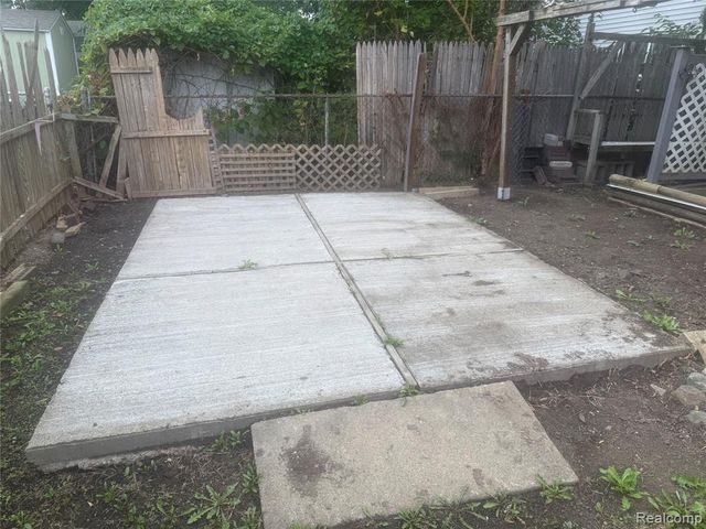 629 W Kalama Avenue, Madison Heights, MI 48071