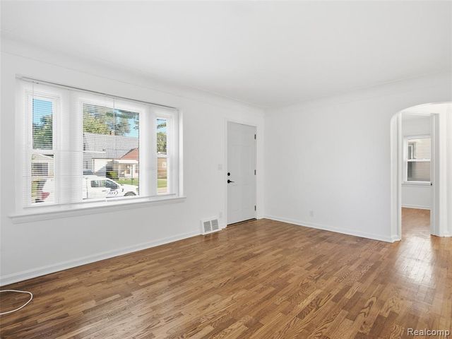 629 W Kalama Avenue, Madison Heights, MI 48071
