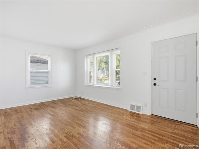 629 W Kalama Avenue, Madison Heights, MI 48071
