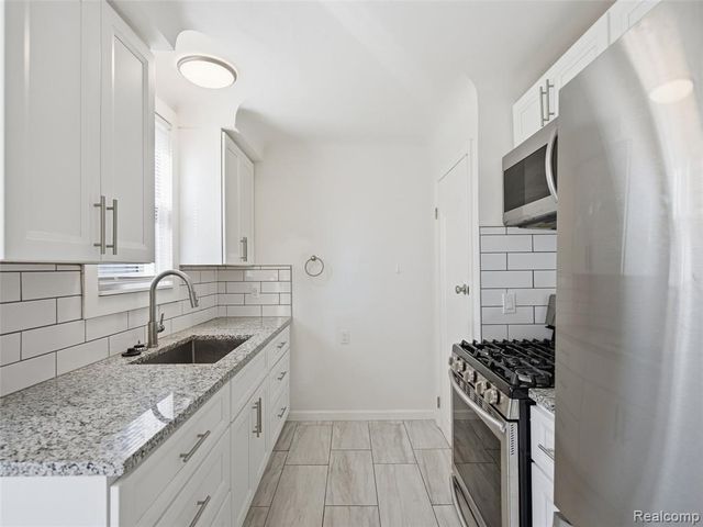 629 W Kalama Avenue, Madison Heights, MI 48071