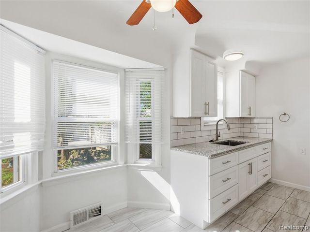 629 W Kalama Avenue, Madison Heights, MI 48071