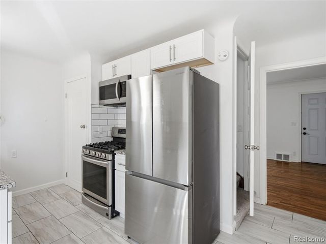 629 W Kalama Avenue, Madison Heights, MI 48071