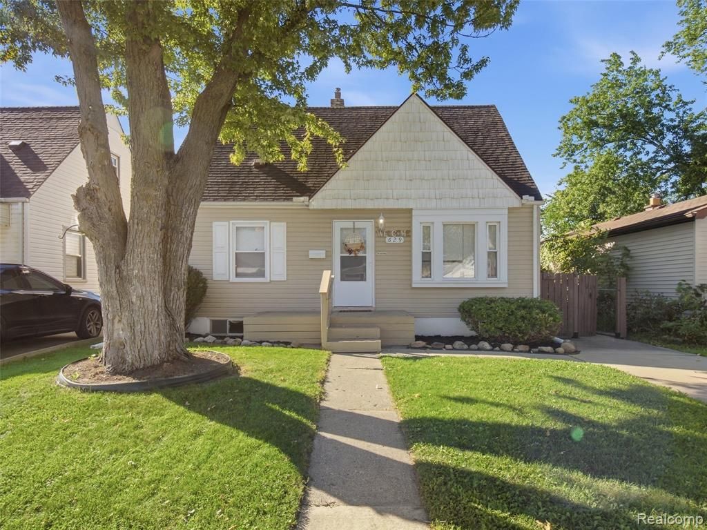 629 W Kalama Avenue, Madison Heights, MI 48071