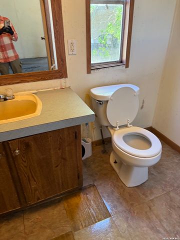 2811 Southern Breeze, Hondo, TX 78861