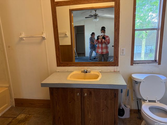 2811 Southern Breeze, Hondo, TX 78861