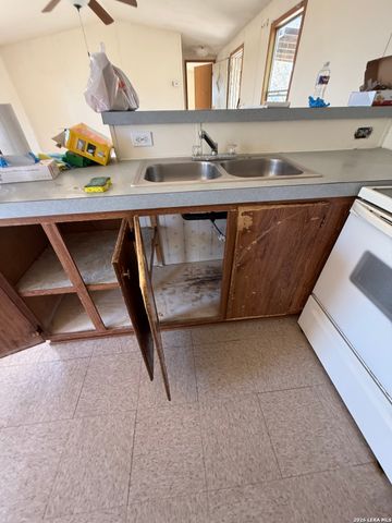 2811 Southern Breeze, Hondo, TX 78861