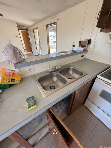 2811 Southern Breeze, Hondo, TX 78861