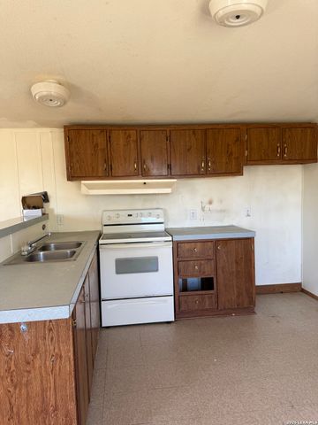 2811 Southern Breeze, Hondo, TX 78861