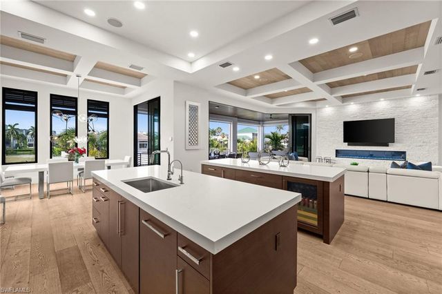 380 Trade Winds AVE, Naples, FL 34108