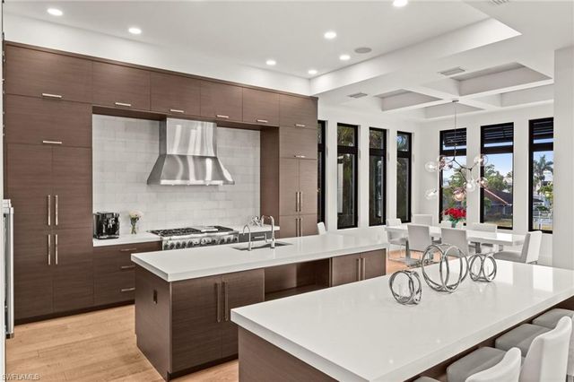 380 Trade Winds AVE, Naples, FL 34108