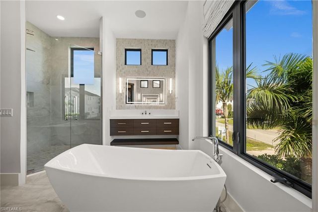 380 Trade Winds AVE, Naples, FL 34108