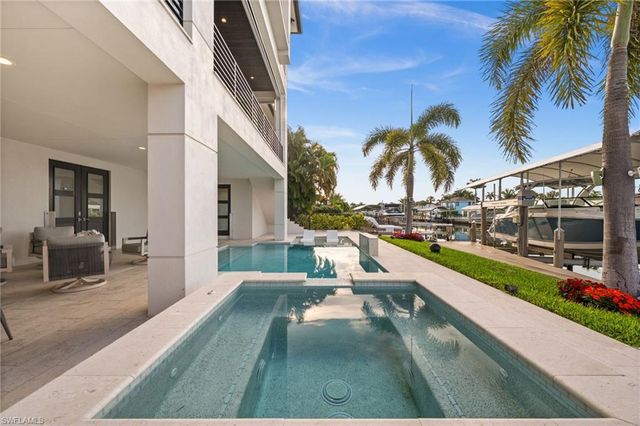380 Trade Winds AVE, Naples, FL 34108