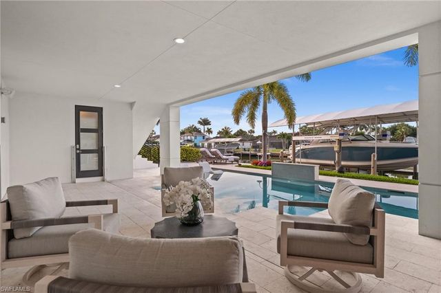 380 Trade Winds AVE, Naples, FL 34108