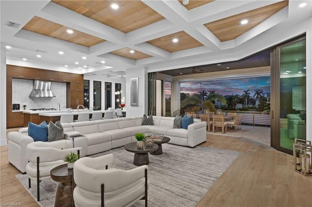 380 Trade Winds AVE, Naples, FL 34108