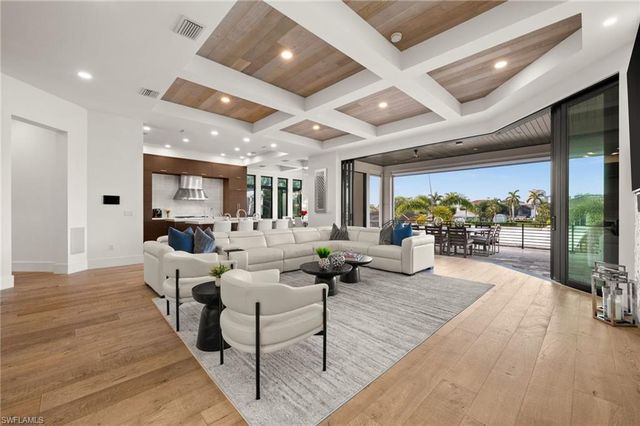 380 Trade Winds AVE, Naples, FL 34108