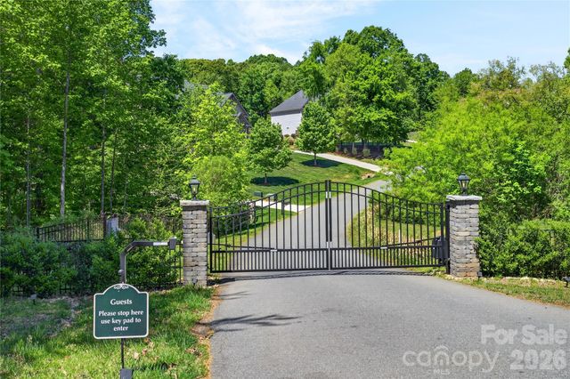121 Leeward Shoals Lane, Mooresville, NC 28117