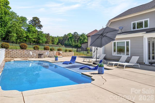 121 Leeward Shoals Lane, Mooresville, NC 28117