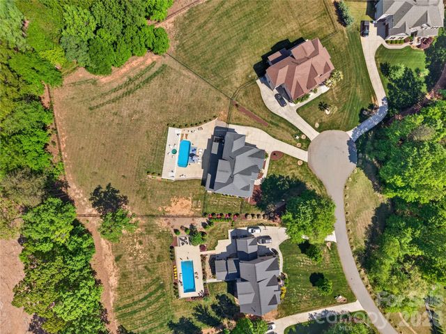 121 Leeward Shoals Lane, Mooresville, NC 28117