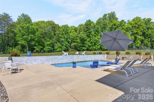 121 Leeward Shoals Lane, Mooresville, NC 28117