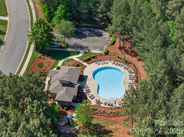 121 Leeward Shoals Lane, Mooresville, NC 28117