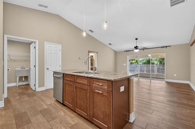 74 N OAK AVENUE, Umatilla, FL 32784