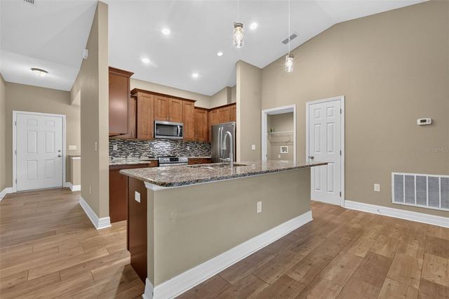 74 N OAK AVENUE, Umatilla, FL 32784
