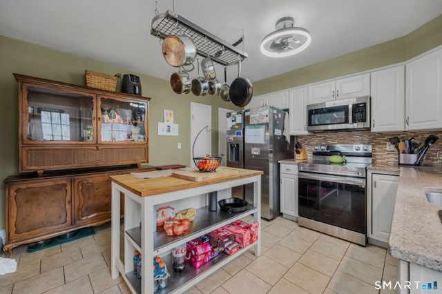 32 Greenbriar Lane, Newtown, CT 06470