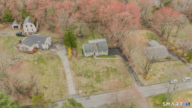32 Greenbriar Lane, Newtown, CT 06470