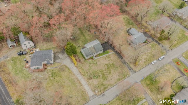 32 Greenbriar Lane, Newtown, CT 06470
