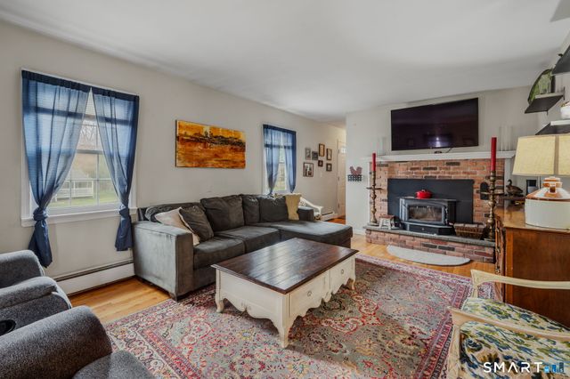 32 Greenbriar Lane, Newtown, CT 06470