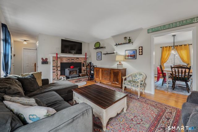 32 Greenbriar Lane, Newtown, CT 06470