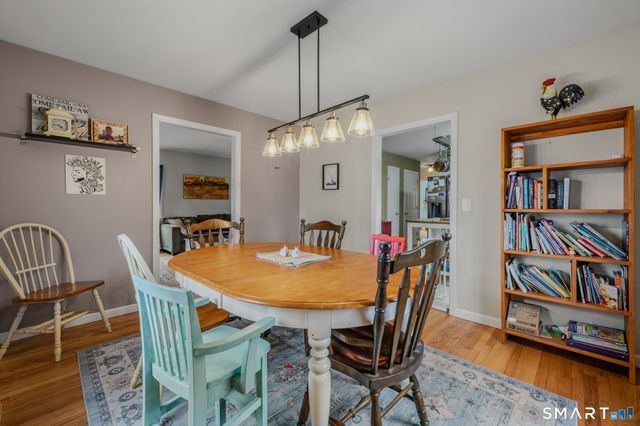 32 Greenbriar Lane, Newtown, CT 06470