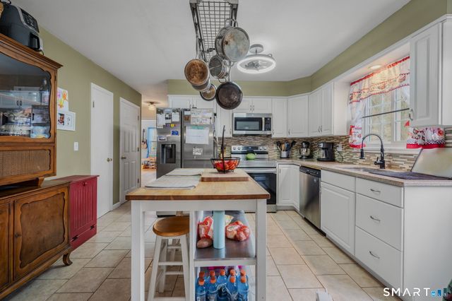 32 Greenbriar Lane, Newtown, CT 06470