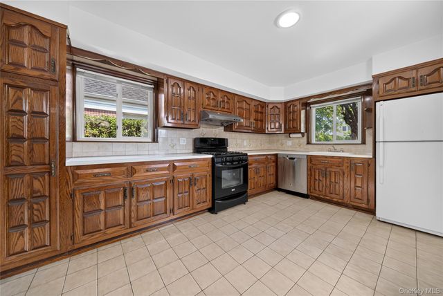 612 Marcellus Road, Williston Park, NY 11596