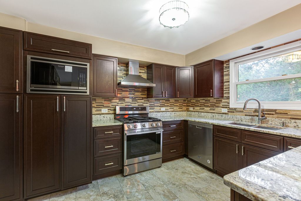 77 Montclair Road, Vernon Hills, IL 60061 — photo 5