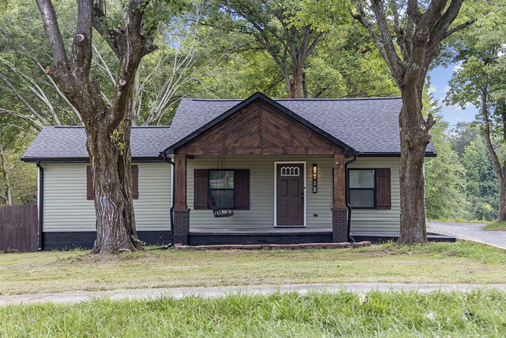 712 Westside Dr, Tullahoma, TN 37388