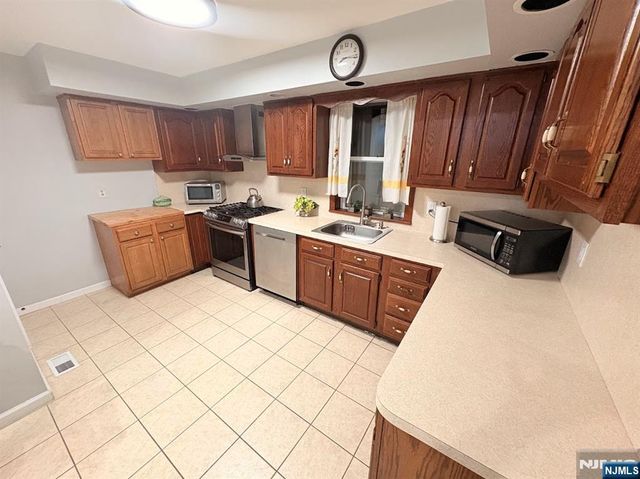 449 Willow Avenue, Lyndhurst, NJ 07071