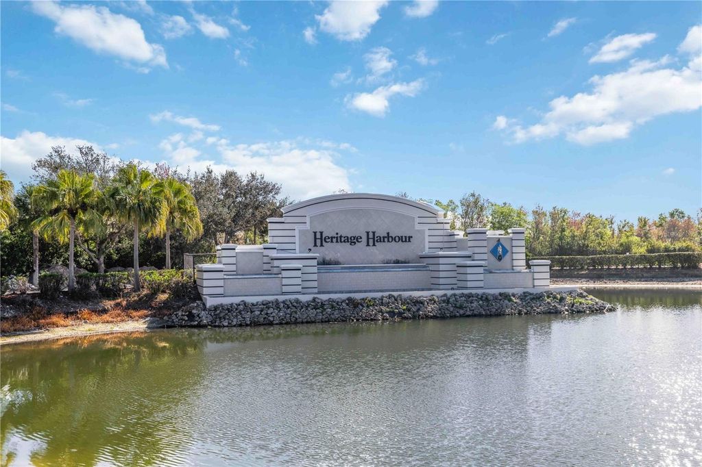 Image 4 of property listing at 8725 STONE HARBOUR LOOP, Bradenton, FL 34212