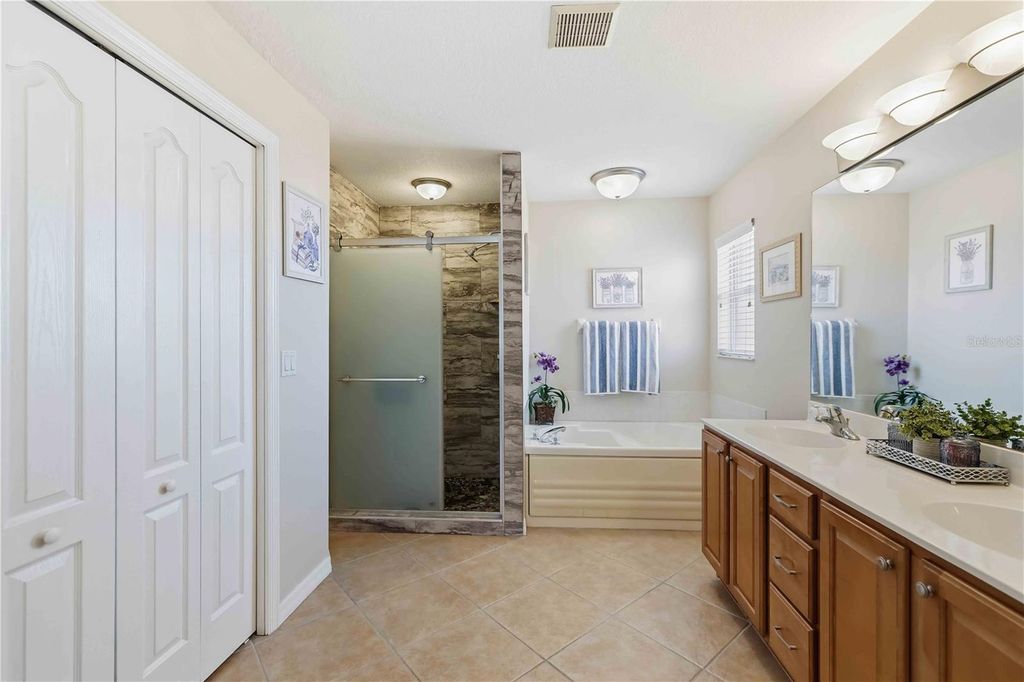 Image 33 of property listing at 8725 STONE HARBOUR LOOP, Bradenton, FL 34212