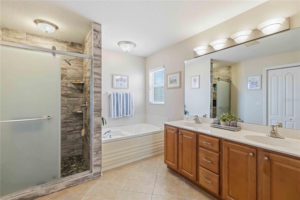 Image 34 of property listing at 8725 STONE HARBOUR LOOP, Bradenton, FL 34212