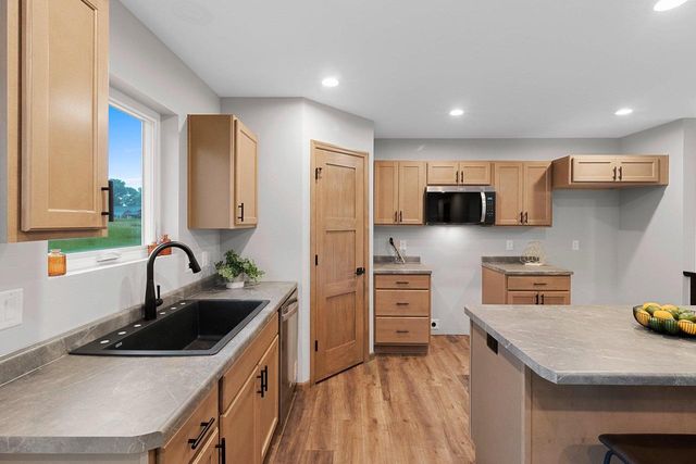 1824 SOUTHLAND LANE, New London, WI 54961