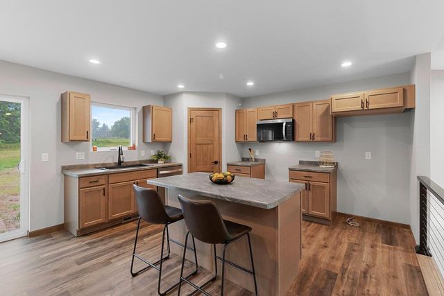 1824 SOUTHLAND LANE, New London, WI 54961