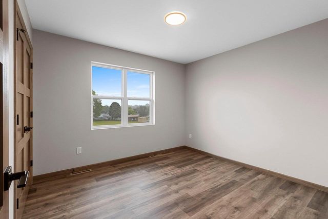1824 SOUTHLAND LANE, New London, WI 54961