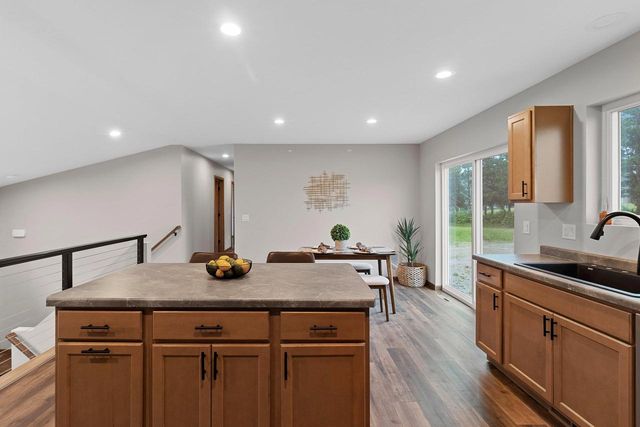 1824 SOUTHLAND LANE, New London, WI 54961