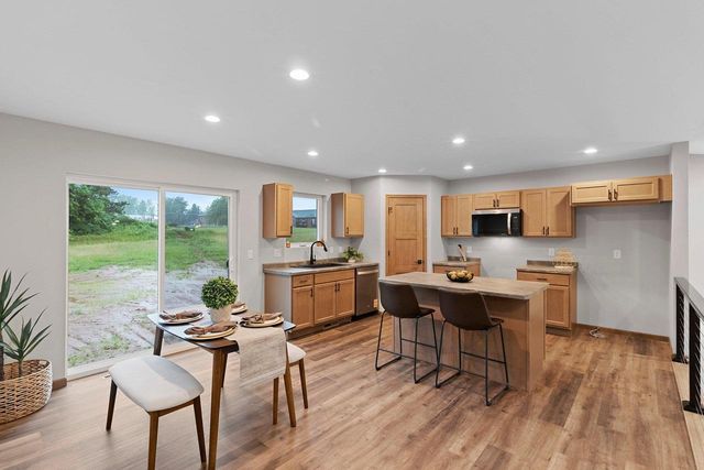 1824 SOUTHLAND LANE, New London, WI 54961
