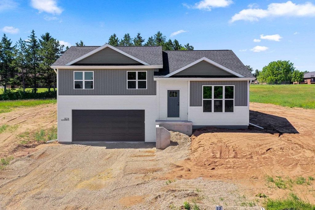 1824 SOUTHLAND LANE, New London, WI 54961
