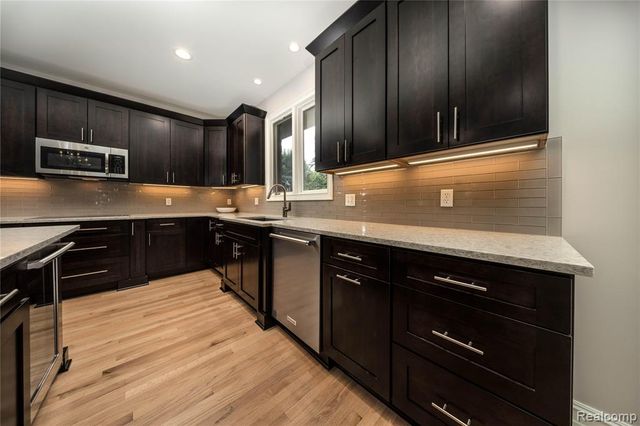 819 Majestic Drive, Rochester Hills, MI 48306