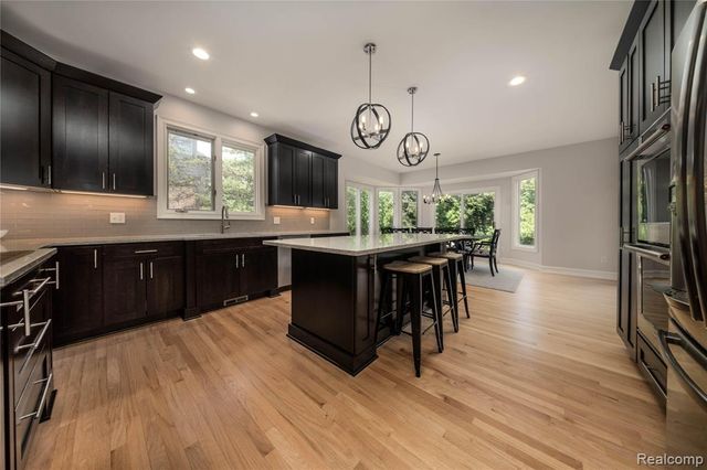 819 Majestic Drive, Rochester Hills, MI 48306